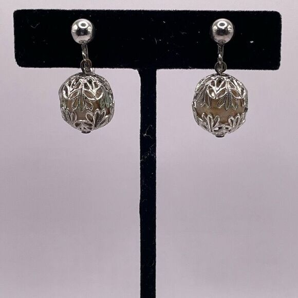 Vintage Screw On Filigree Ball Dangle Silvertone Earrings 1” Length - Picture 4 of 7
